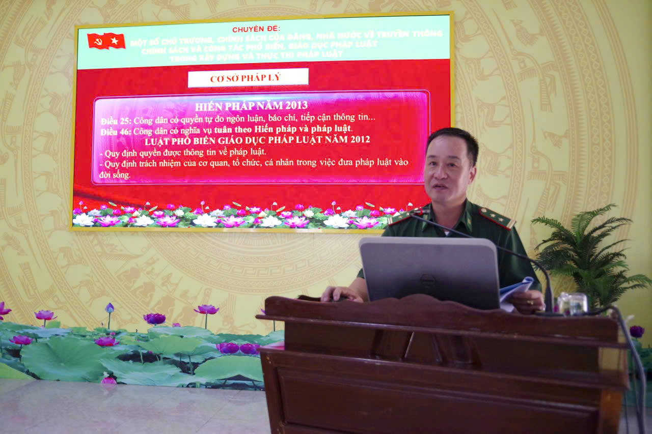 Trung tá Lê Quân Tùng, Chính trị viên phó Đồn Biên phòng Ia Rvê báo cáo Chuyên đề